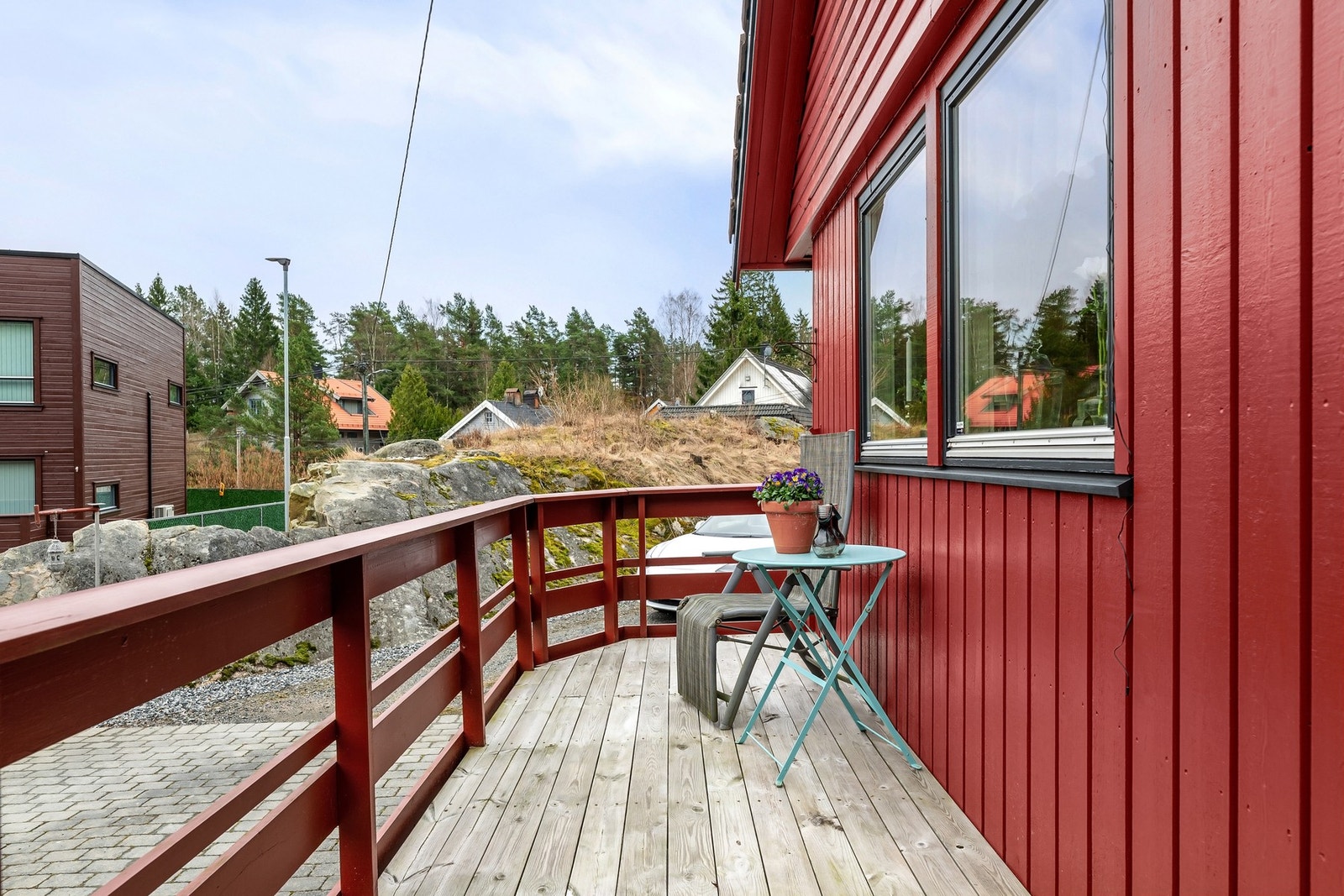 Det er også en liten uteplass ved inngangspartiet Galleribilde