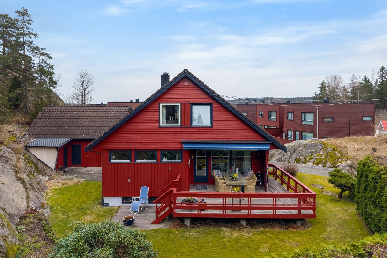 Utgang fra stue til sydvent uteplass og hage Galleribilde