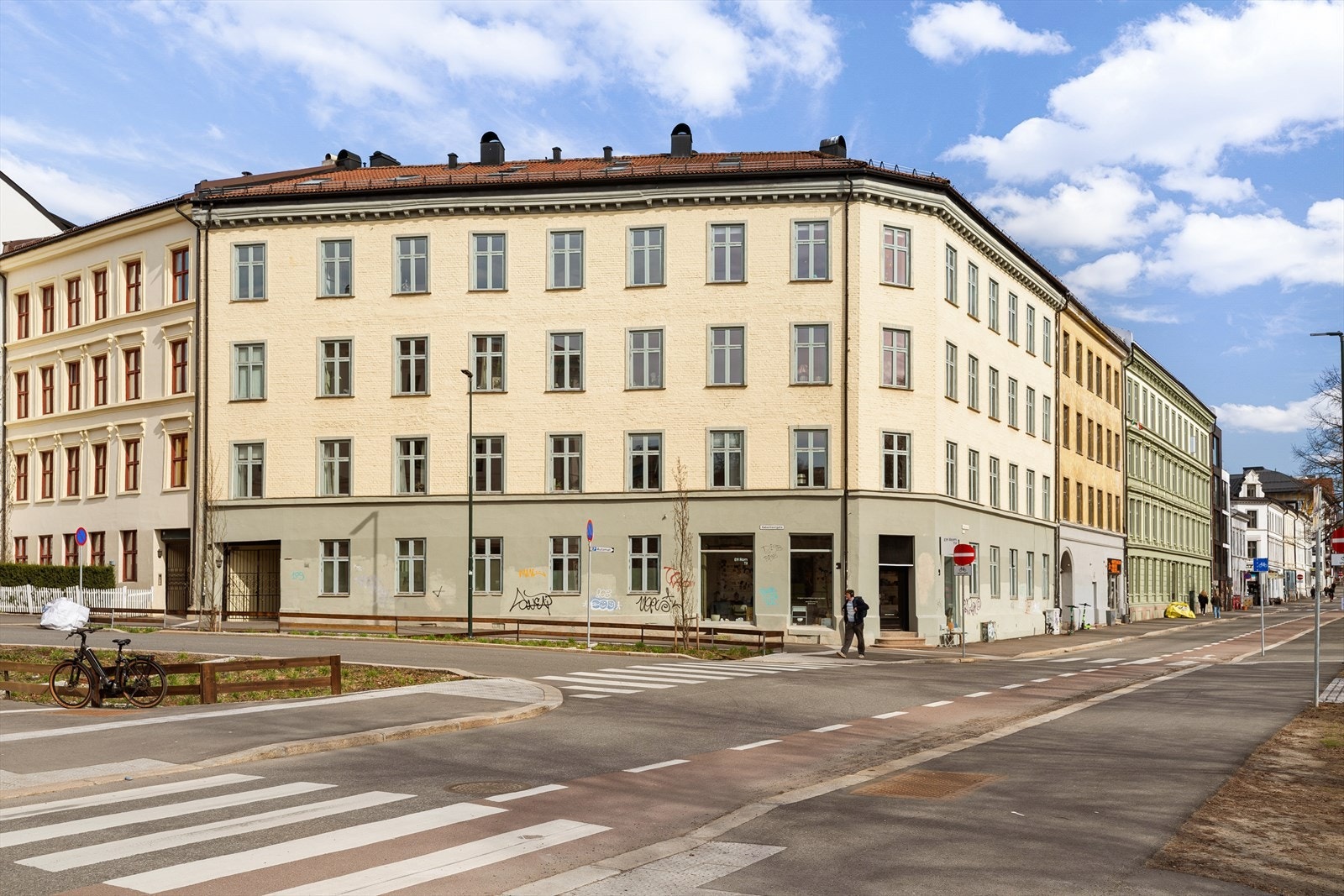 Fasade. Svært sentral og fin beliggenhet med omtrent alt av fasiliteter rett utenfor døren, samt ny enveiskjørt miljøgate rett utenfor. Galleribilde