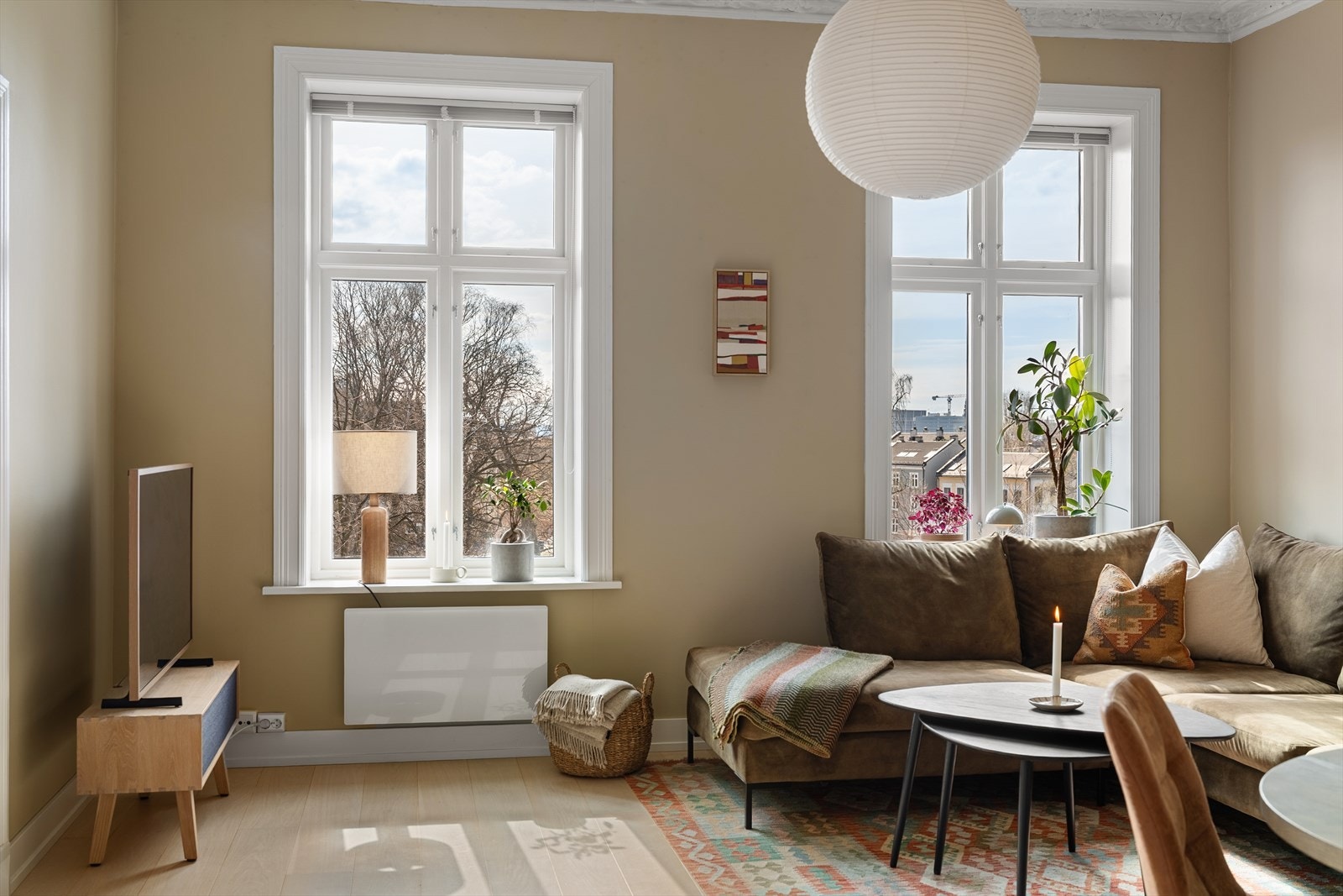 Store vindusflater slipper inn rikelig med naturlig lys. Her bor du med Sofienbergparken som nærmeste nabo! Galleribilde