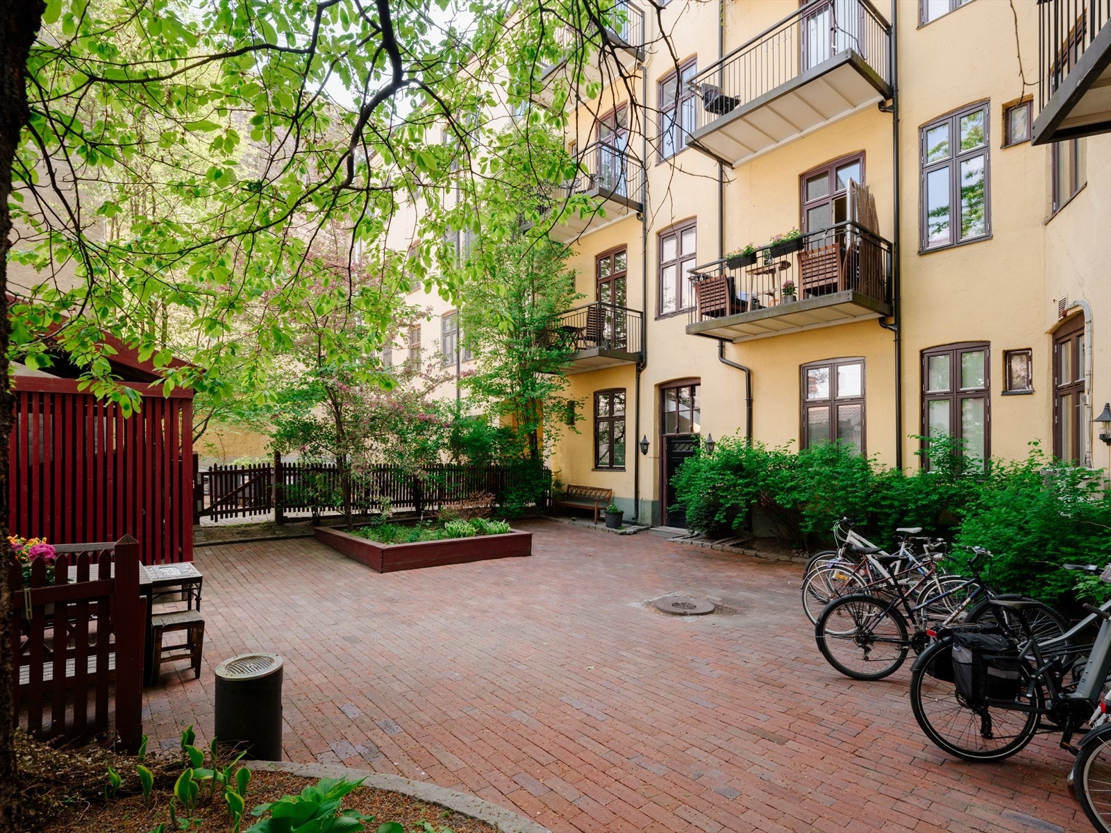 Bakgård. Galleribilde