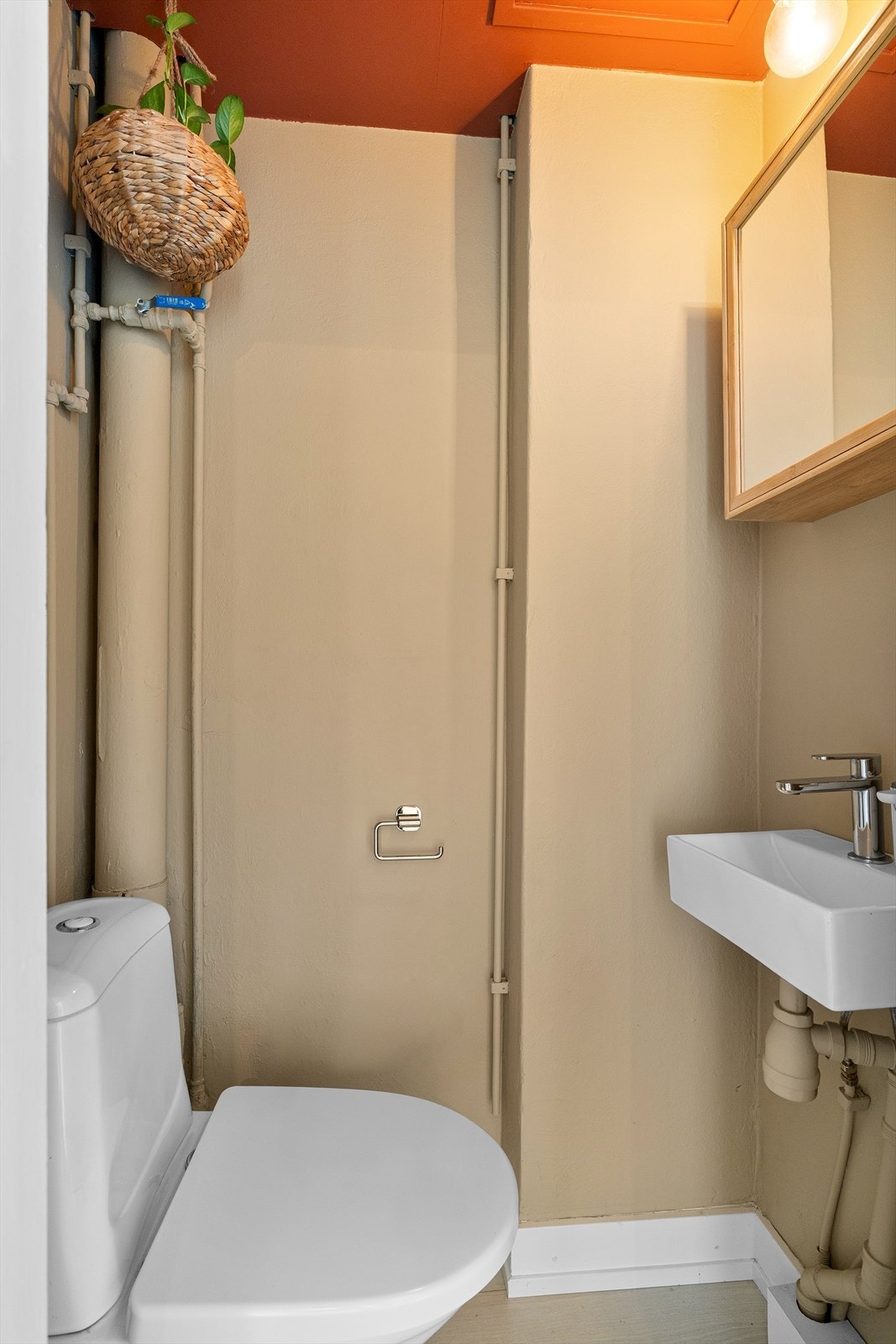 Separat toalett rom med servant, wc og mekanisk avtrekk. Galleribilde