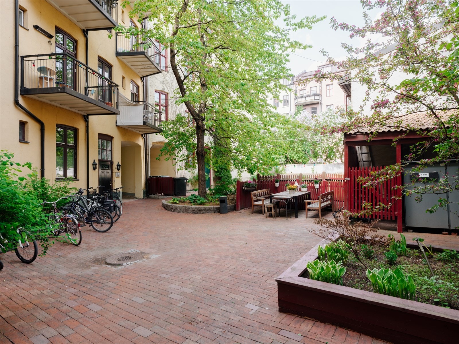 Felles trivelig bakgård med bl.a. belegningsstein, sittegrupper og beplantning. Galleribilde