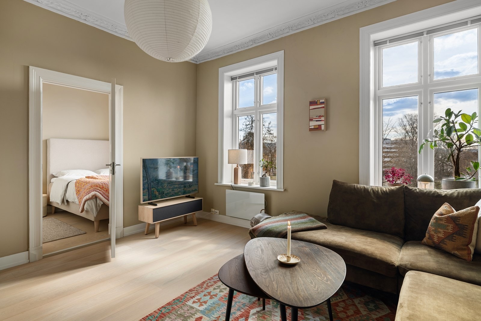 De store vindusflatene sørger for rikelig med naturlig lysinnslipp som skaper en lys og luftig romfølelse. Galleribilde