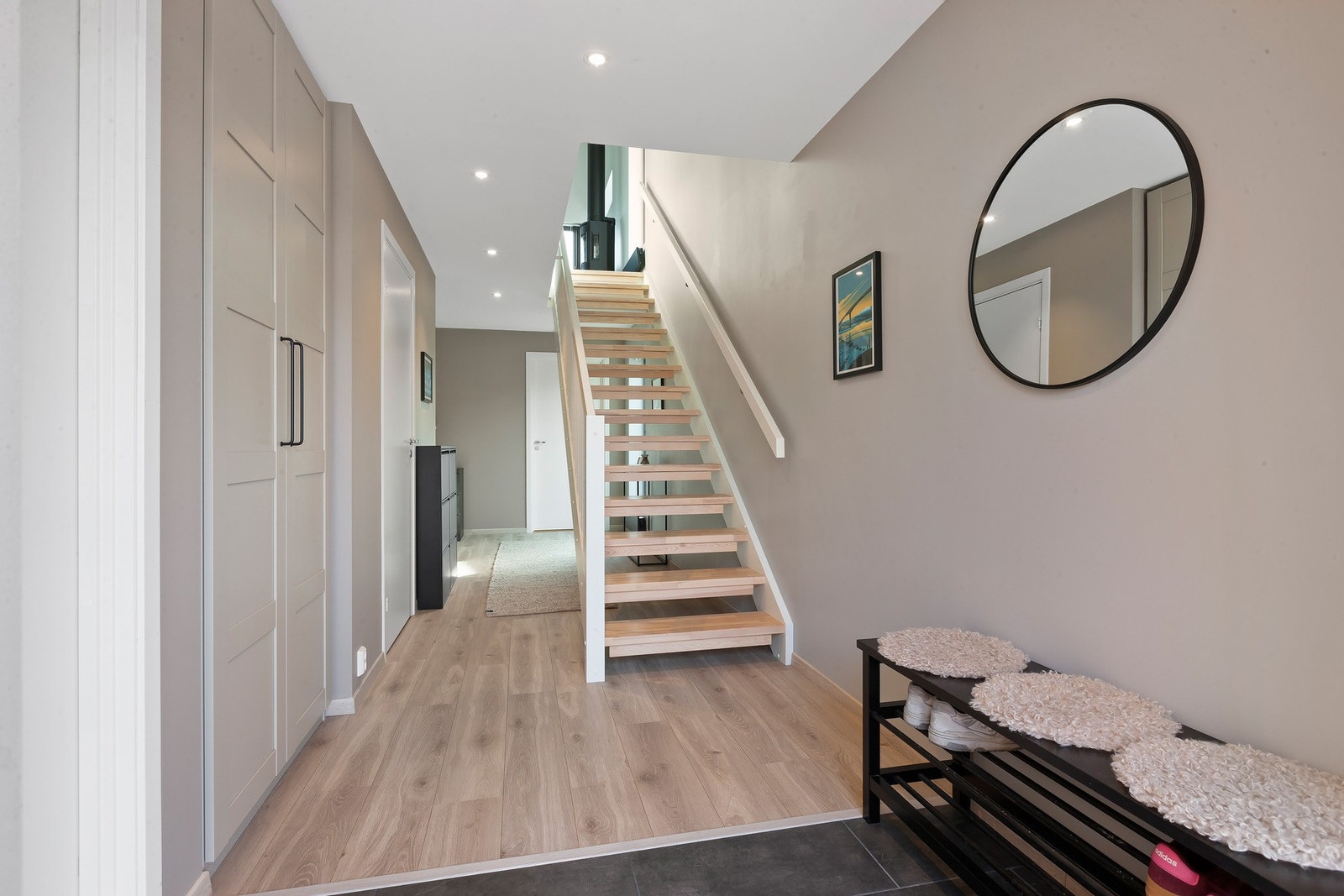 Lys og praktisk entré med garderobe Galleribilde