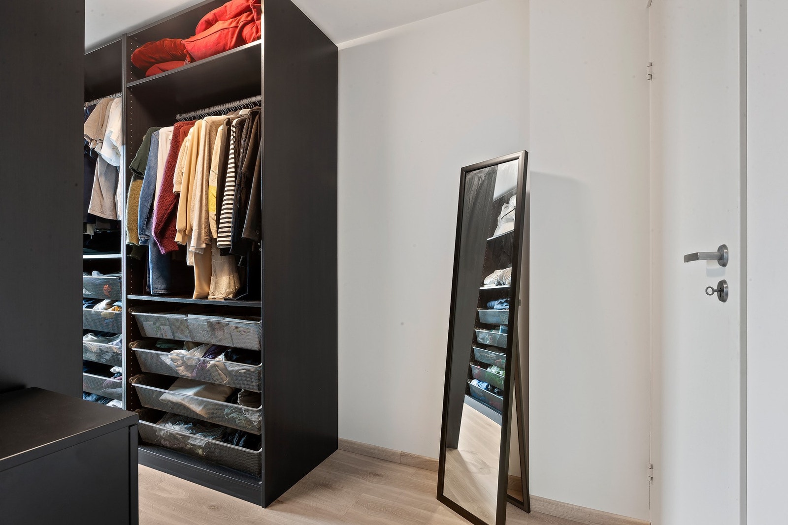 Innenfor soverommet finner du et walk-in-closet med god oppbevaringsplass Galleribilde