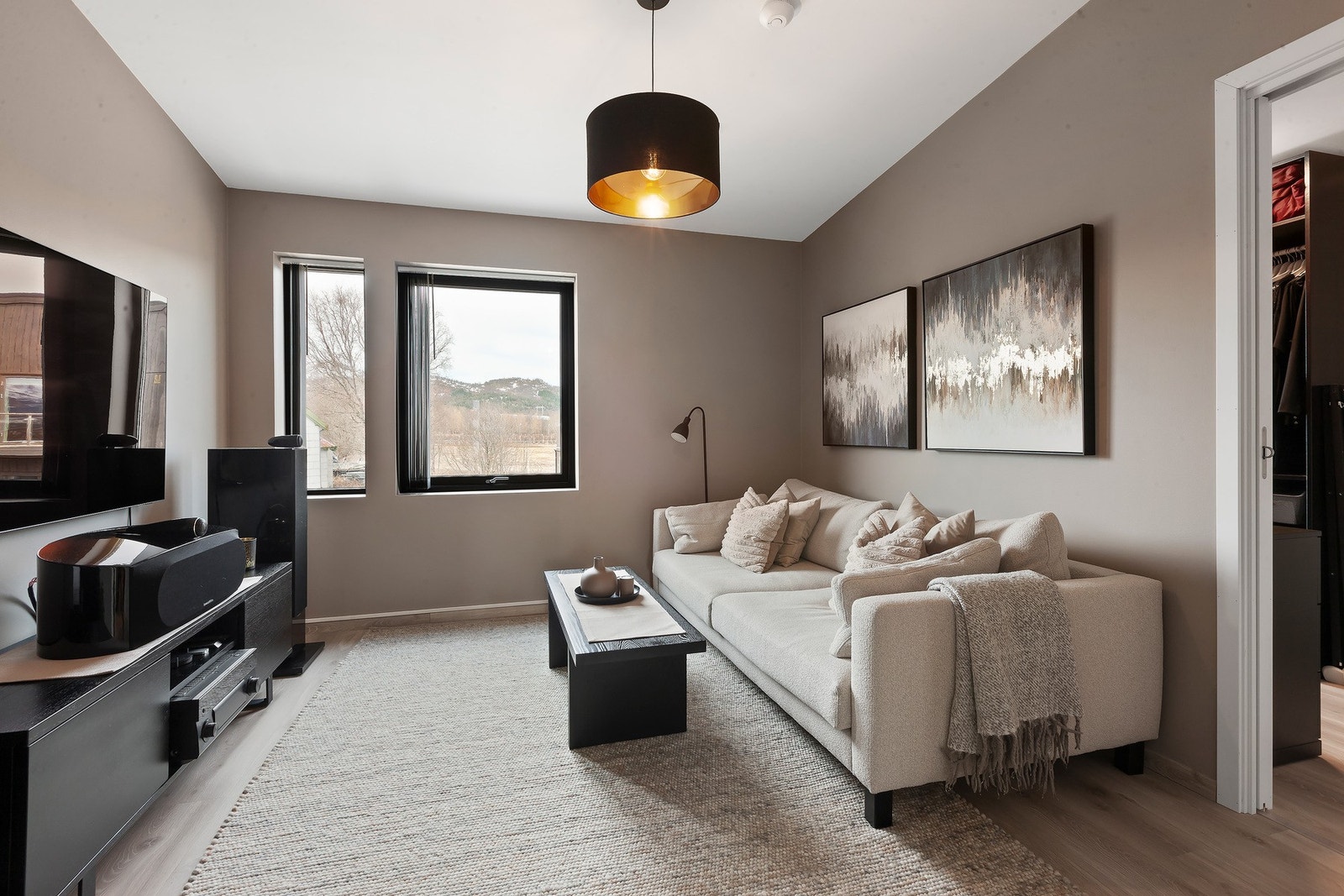 Soverom med walk in closet Galleribilde
