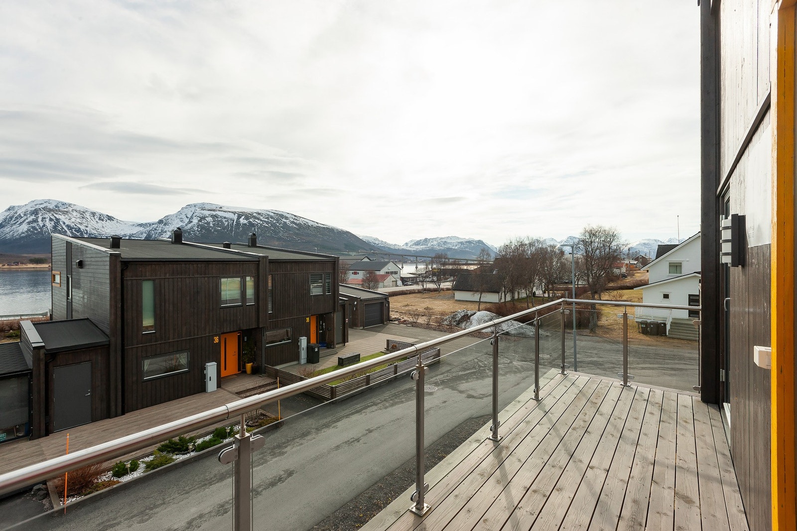 Her kan man sitte på verandaen og nyte utsikten Galleribilde