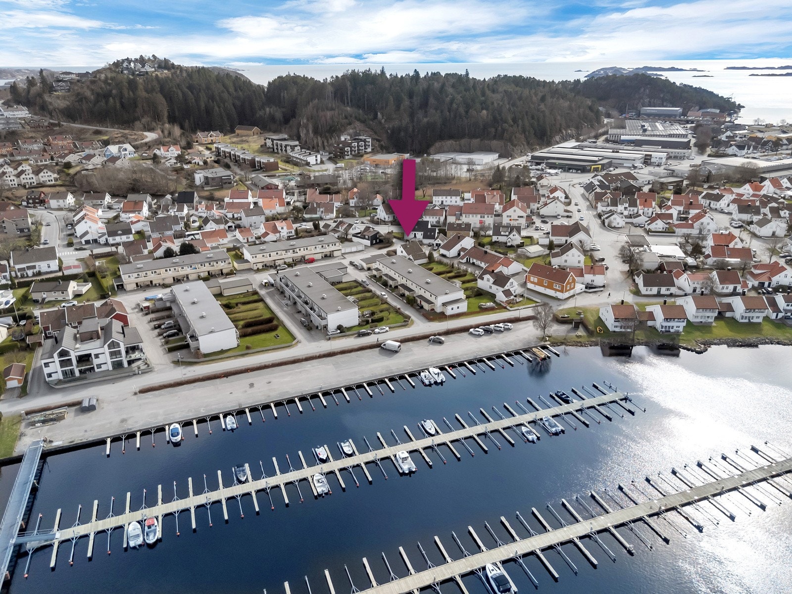 Boligen ligger solrikt og meget sentralt med gåavstand til sentrum med butikker, kafeer og gågate. Like ved boligen er det båthavn, dagligvare og busstopp. Galleribilde