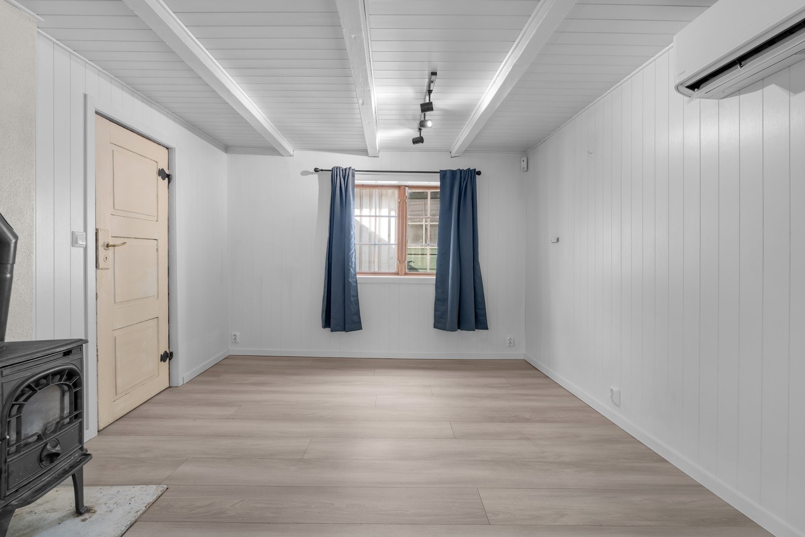 Stuen har laminat med varmekabler på gulvet og panelplater på veggene. Galleribilde