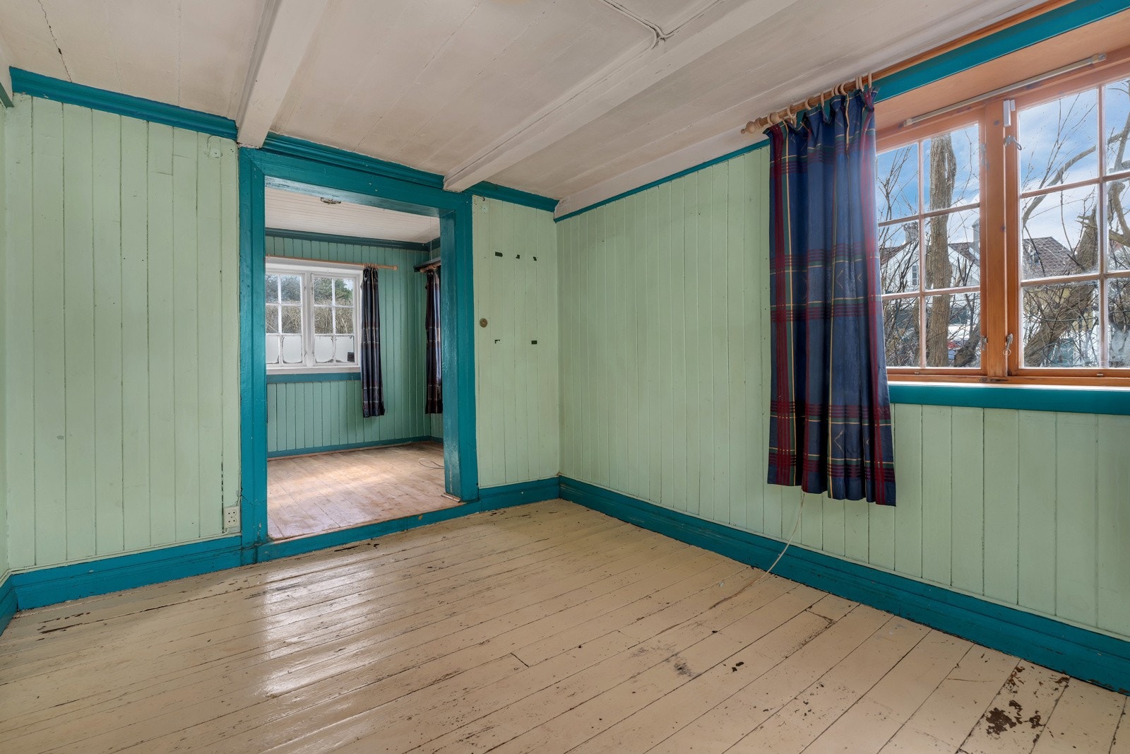 Begge stuene på den andre siden av boligen fremstår mer i original stil. Disse har behov for renovering. Galleribilde
