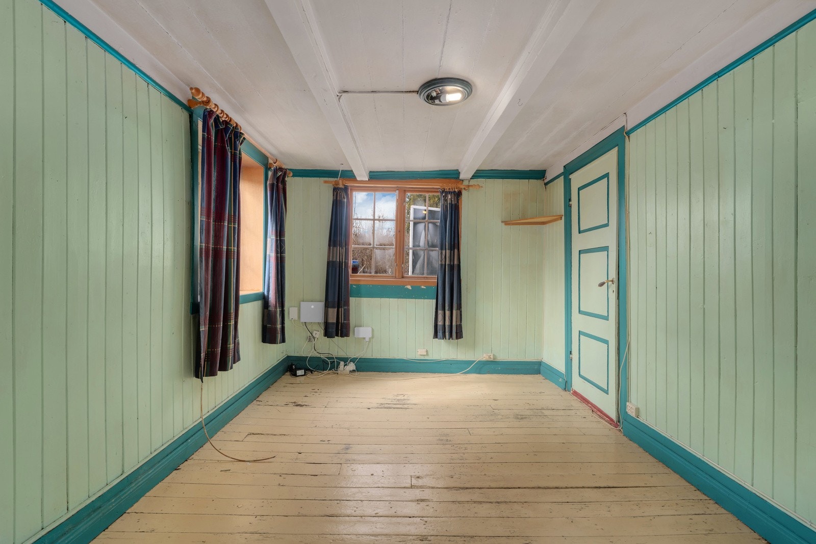 Alle stuene i boligen har godt med vinduer som vender ut mot hage og uteområdet. Galleribilde