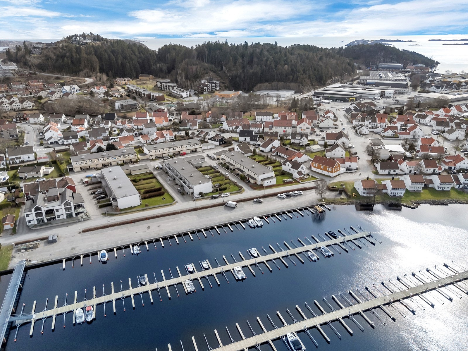 I nærområdet er det også flotte turområder med merkede stier og utsiktspunkter som Stangheia, Kua, Kalven, Fløyen m.m. Det er også gåavstand til Furulunden med sine flotte stier og strender. Galleribilde