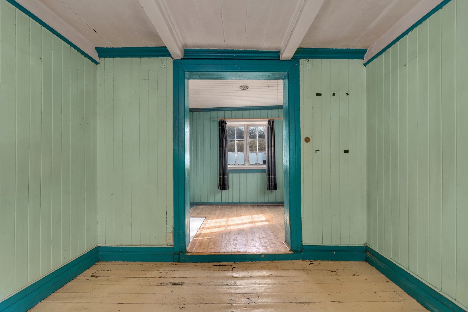 Begge stuene har tregulv og panel på vegg og tak. Stuene er romslige med god plass til møblering. Galleribilde