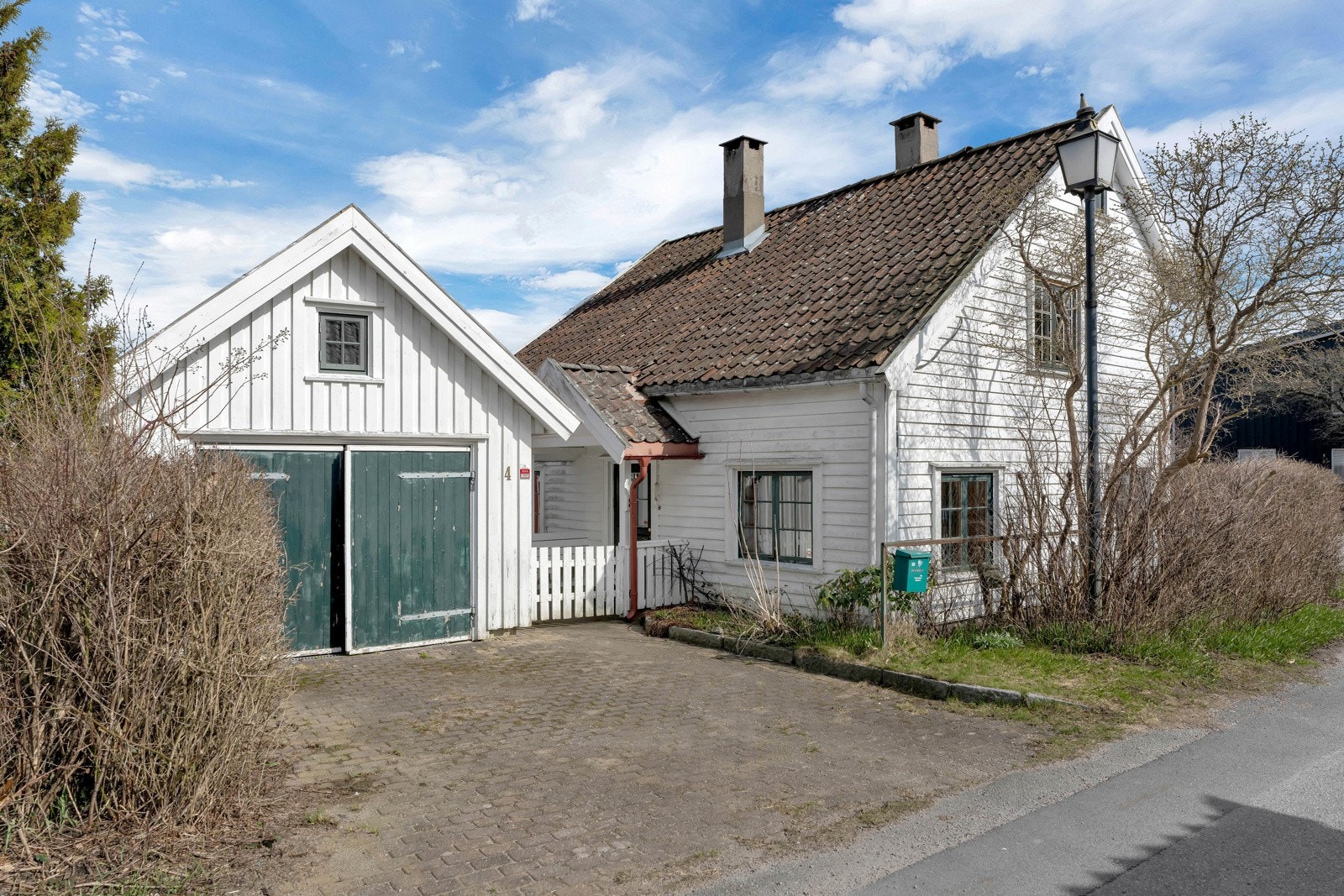 Boligen har innkjørsel med parkeringsmuligheter og garasje. Garasjen er oppført i ca. år 2000 med automatisk portåpner. Galleribilde