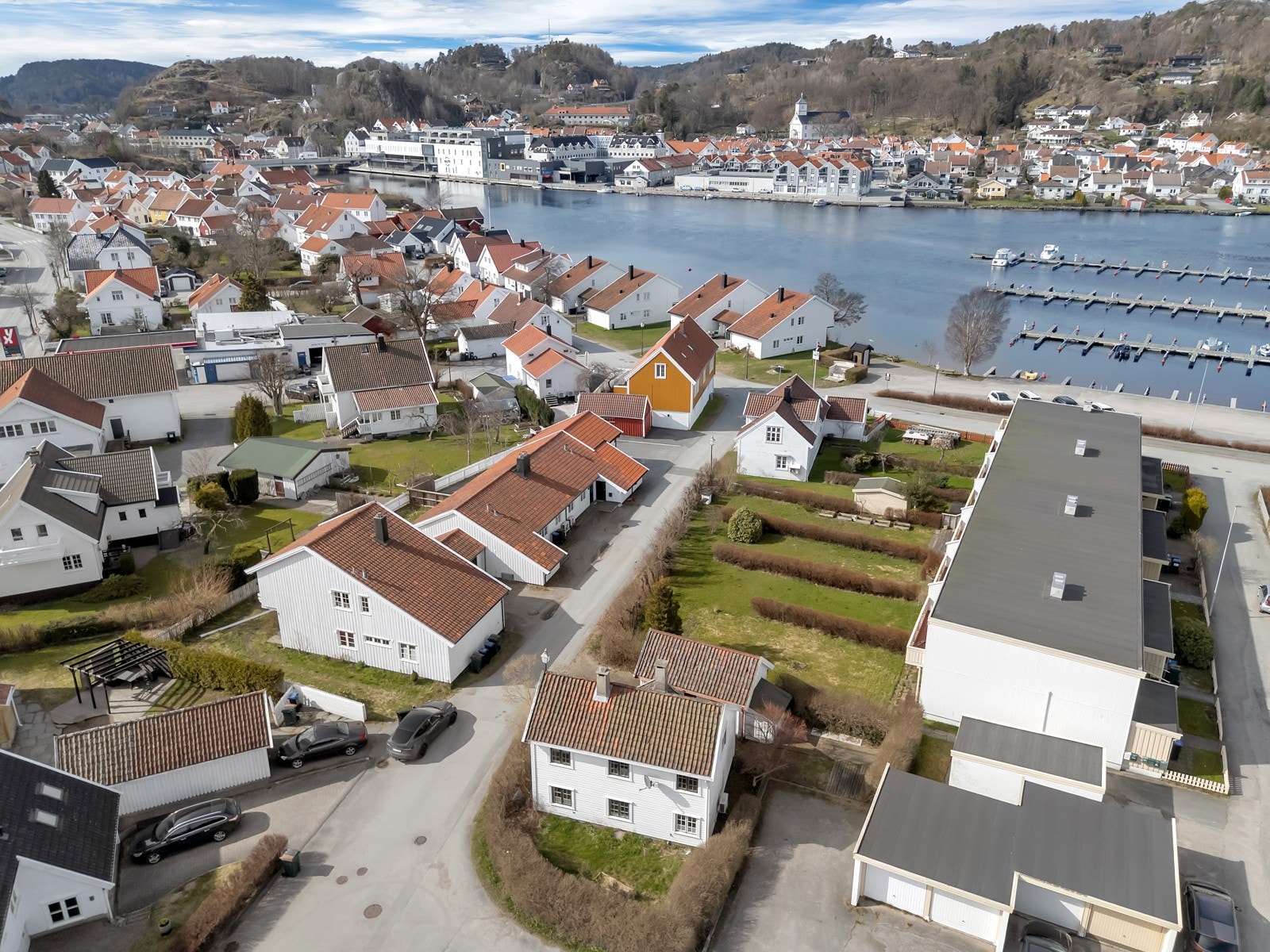 Boligen ligger solrikt og meget sentralt nær elva med gåavstand til sentrum med butikker, kafeer og gågate. Galleribilde