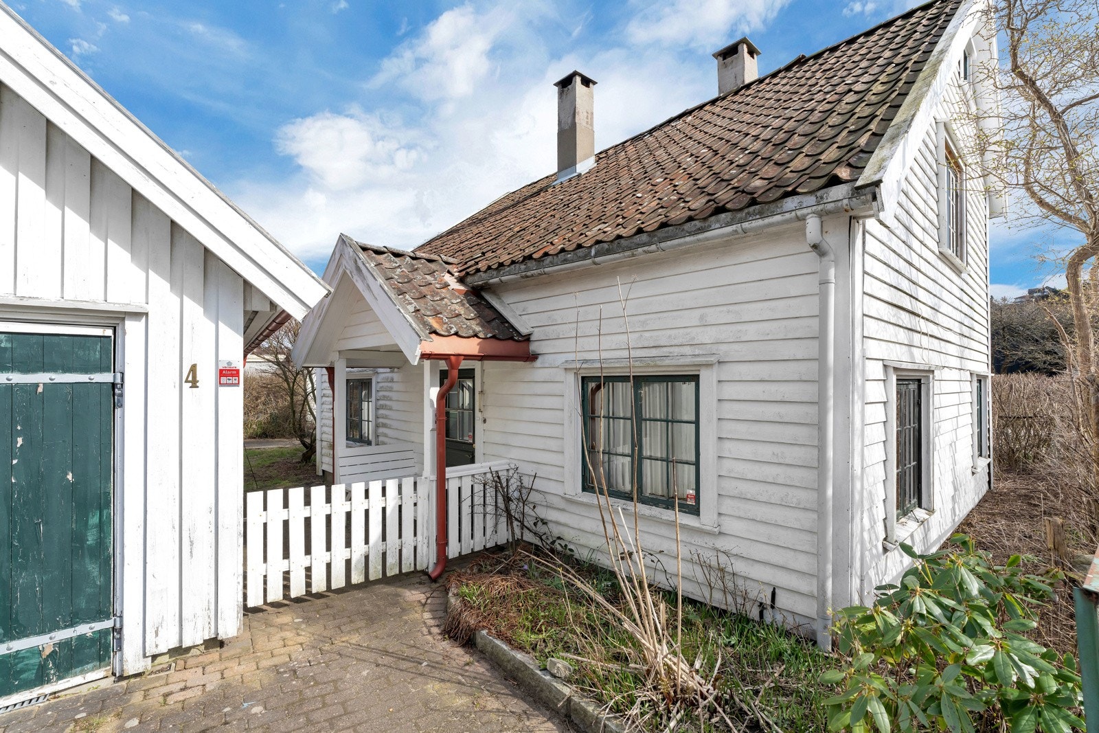 Boligen er full av sjarme med koselig inngangsparti, liten plen og nyere garasje. Boligen har masse bruksmuligheter nå som boplikten er opphevet. Galleribilde
