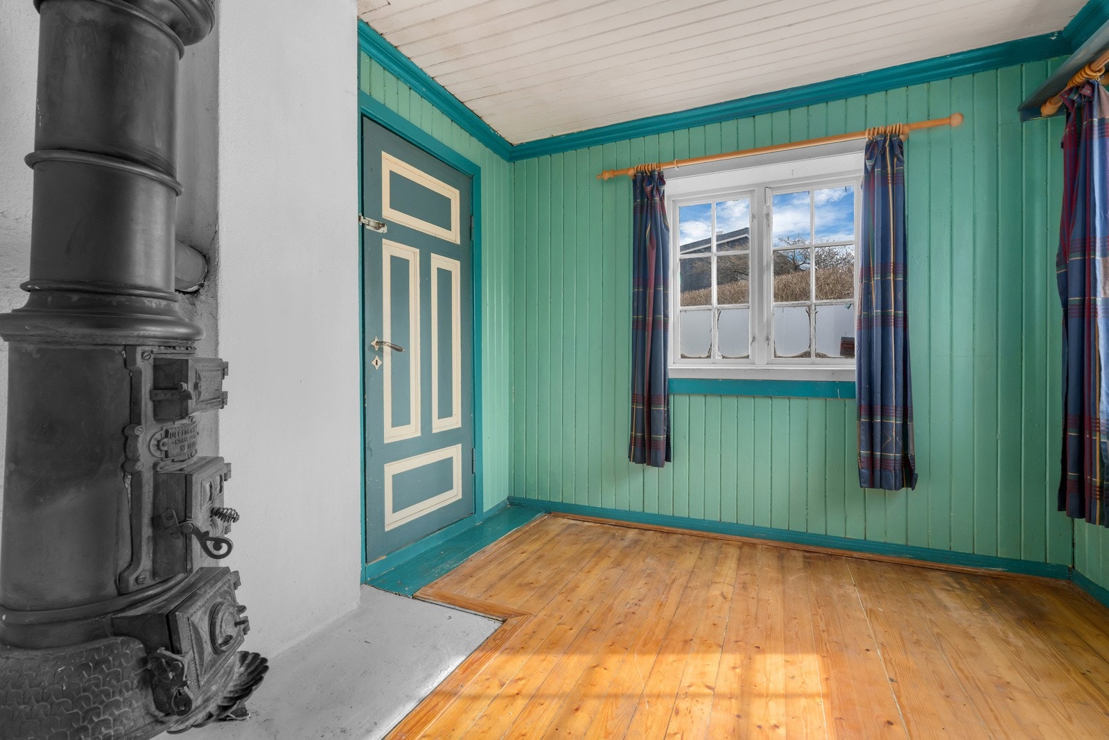 Boligen har to pipeløp med vedfyring i to stuer nede og et av soverommene. Galleribilde