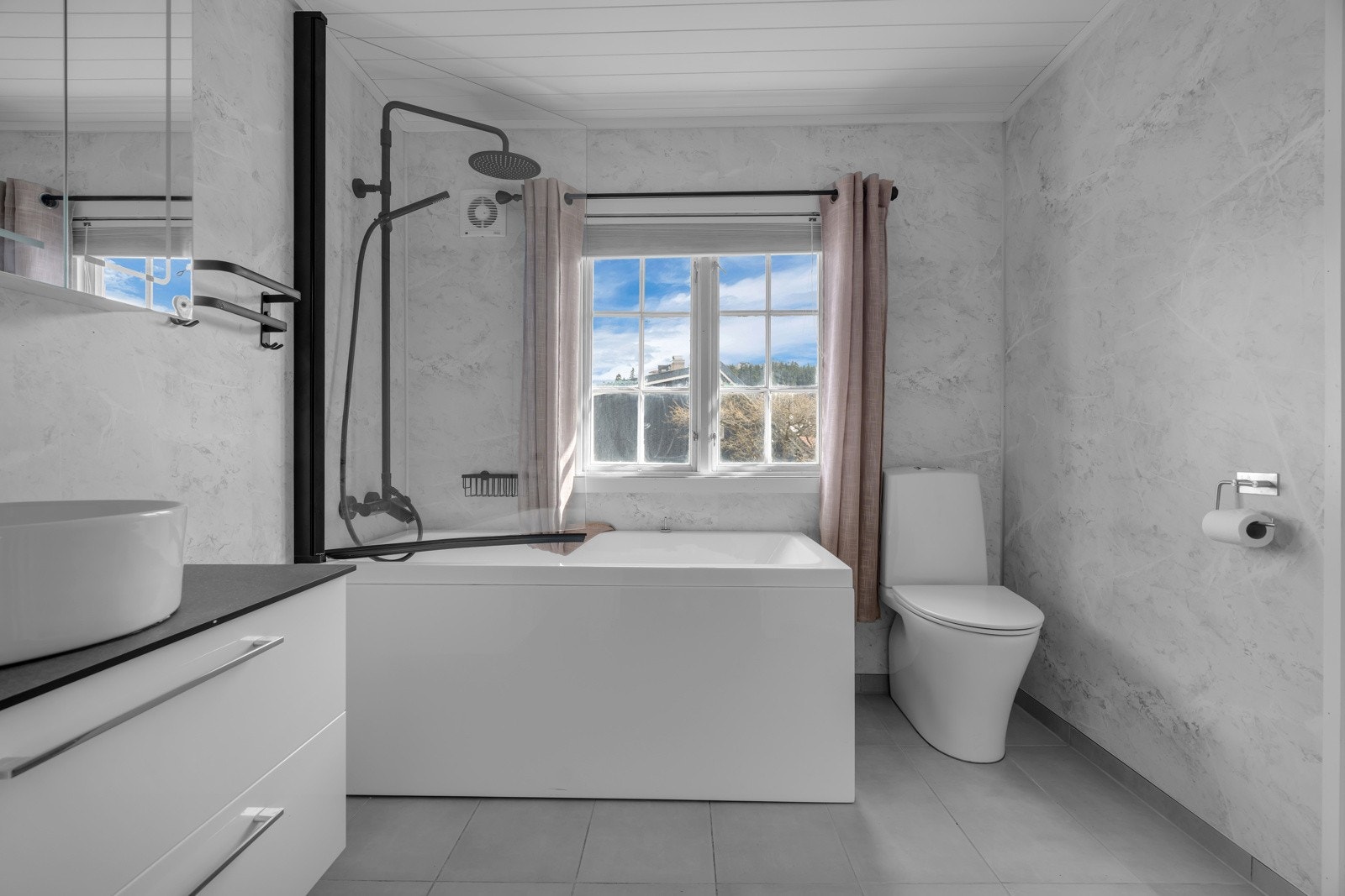 Nyere flott bad med fliser og varmekabler på gulvet. Badet er renovert i 2021 og fremstår som moderne og flott. Galleribilde