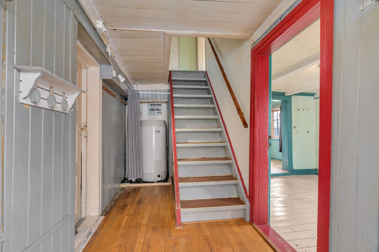 Romslig gang med teknisk rom / lagringsplass under trappen. Galleribilde