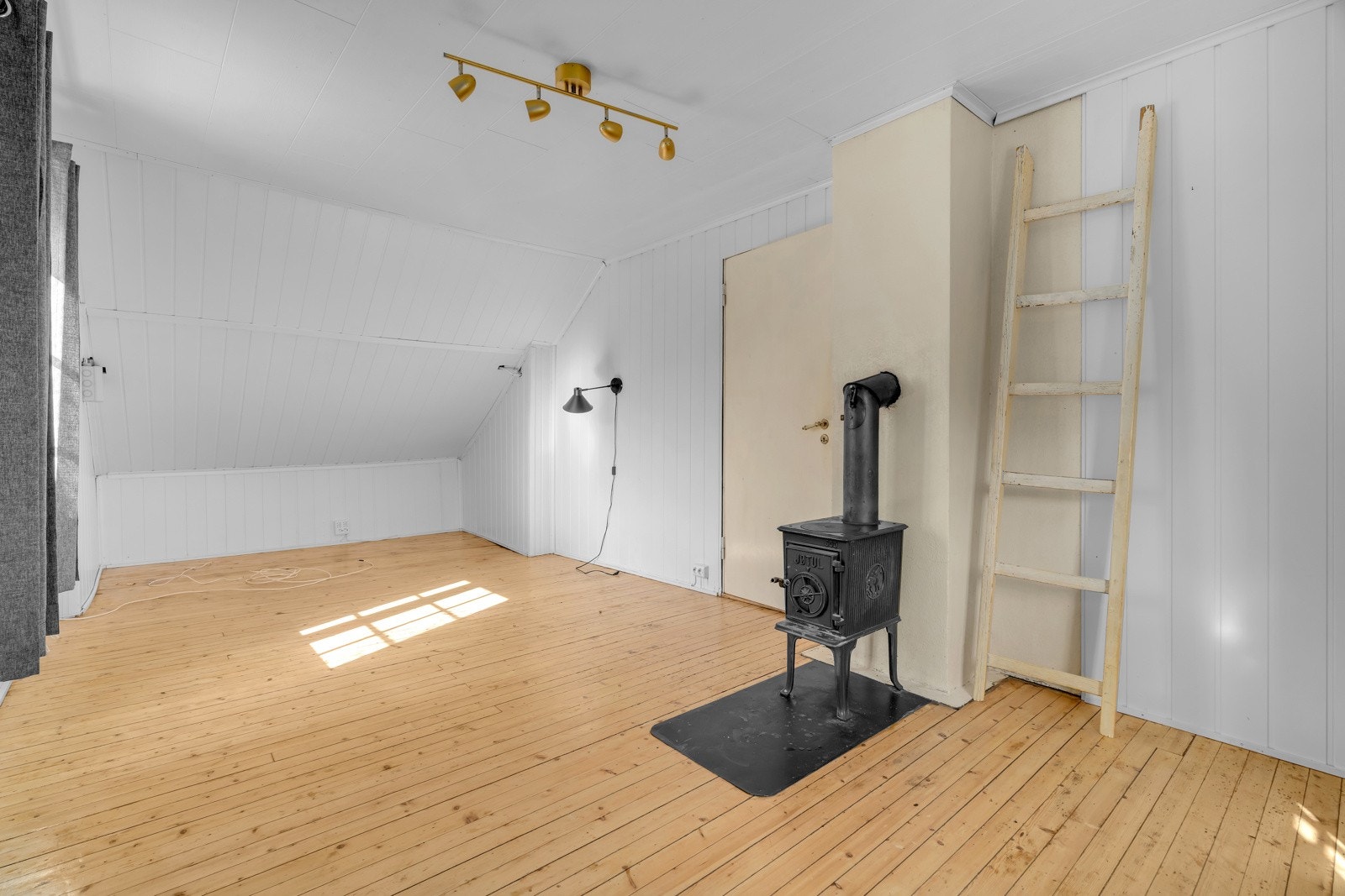 Soverom I har panelplater på veggene og tregulv. Dette rommet har vedovn og er blitt brukt som loftstue. Galleribilde