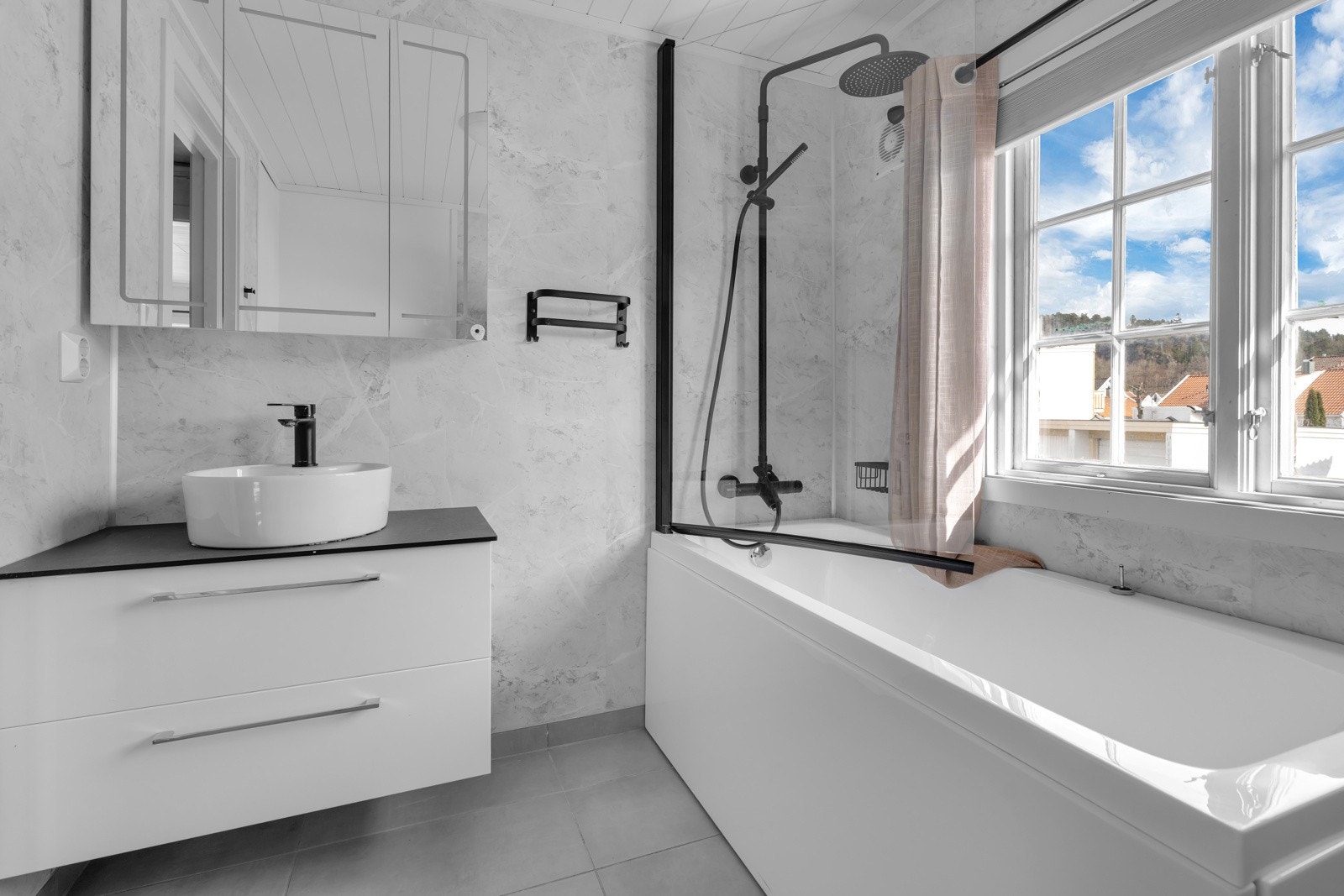 Badet i 2. etasje er oppusset i 2021 og fremstår som innbydende. Galleribilde