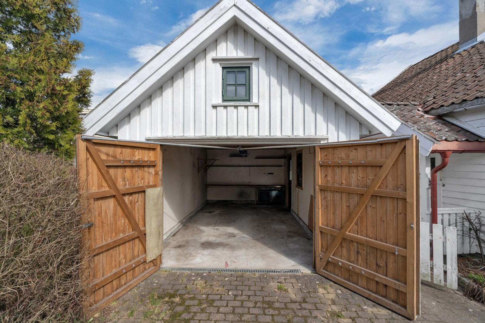 Det er ivaretatt sjarmen til trehusbebyggelsen med utslående port. Galleribilde