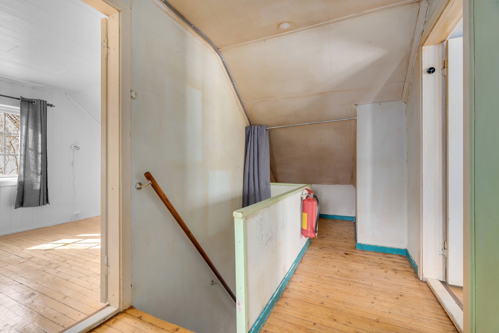 Trappen fra gangen går direkte opp til 2. etasje med to soverom og bad. Galleribilde