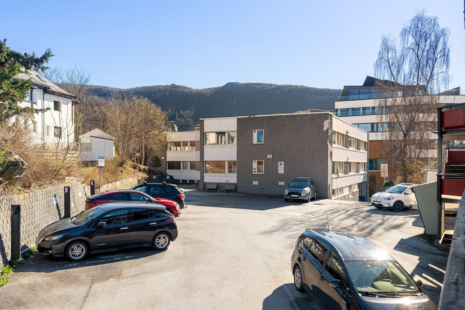 Leiligheten disponerer egen parkeringsplass tilknyttet seksjonen. Plassen er merket med nr. 8. Galleribilde