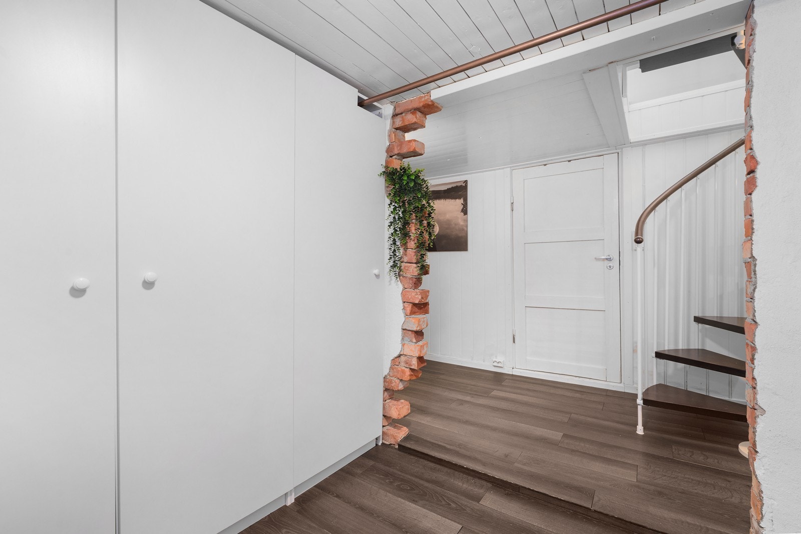 Bod innredet med garderobeskap og kontorløsning. Galleribilde