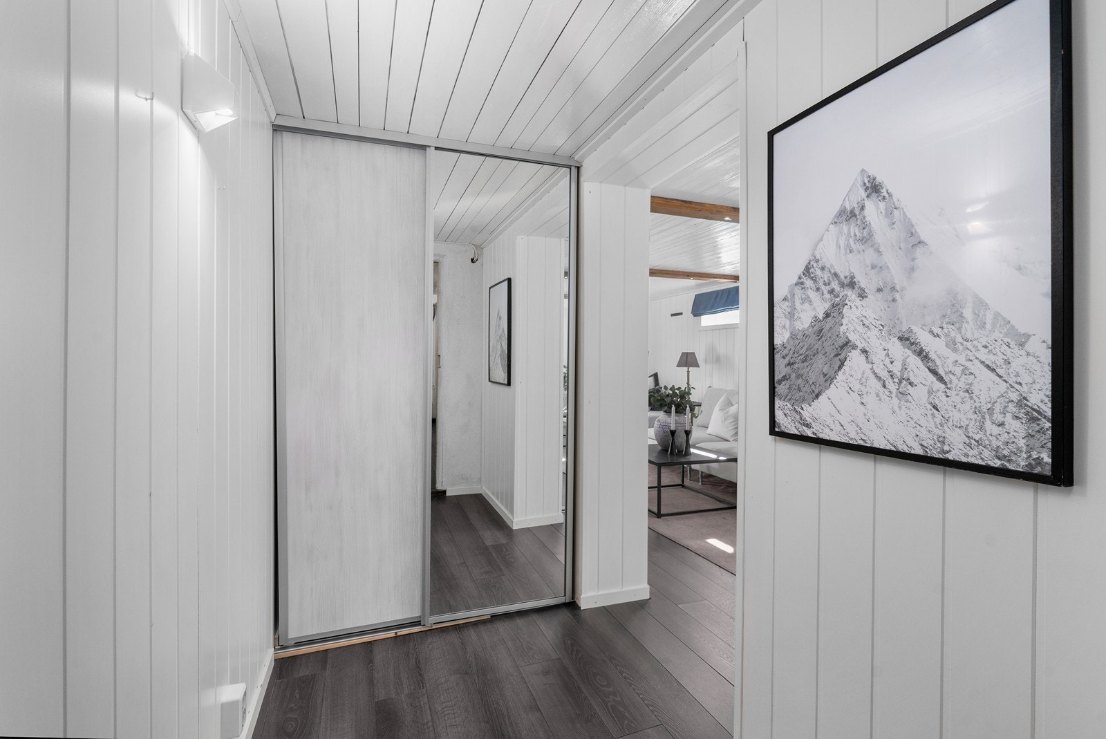 Skyvedørs garderobe også i gangen rett utenfor kjellerstuen. Galleribilde