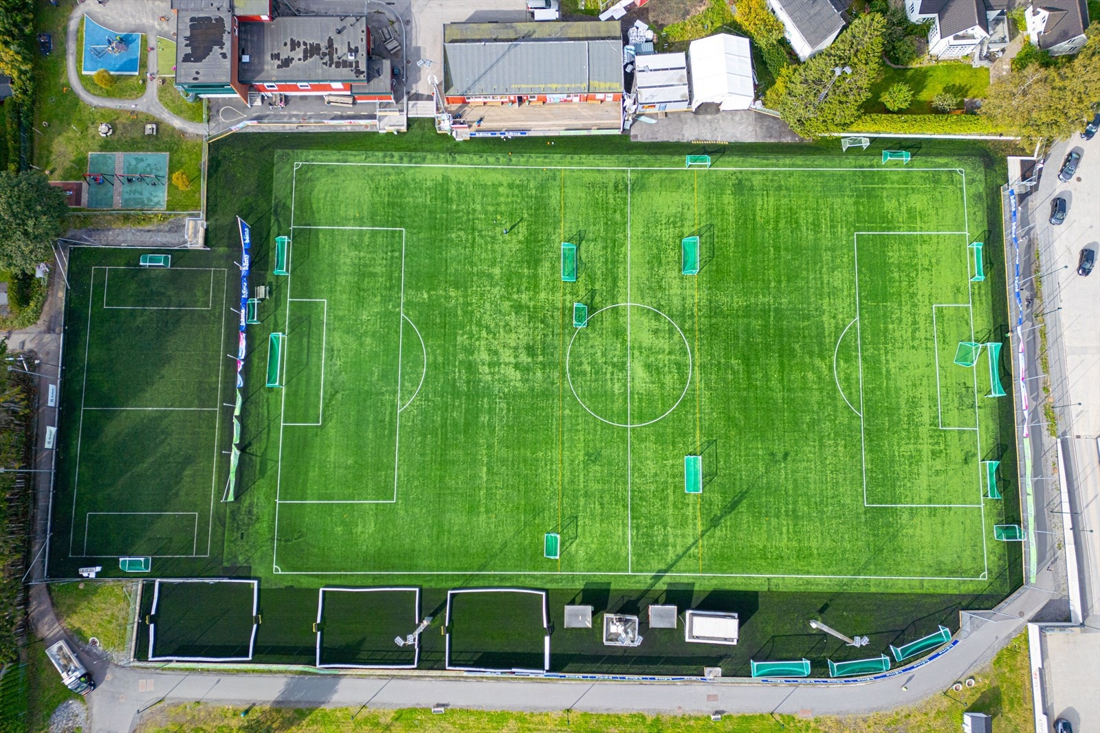 Rett bak Fjellhamar skole finner du bl.a Fjellhamar stadion, Fjellhamar togstasjon og Fjellhamar torg. Galleribilde