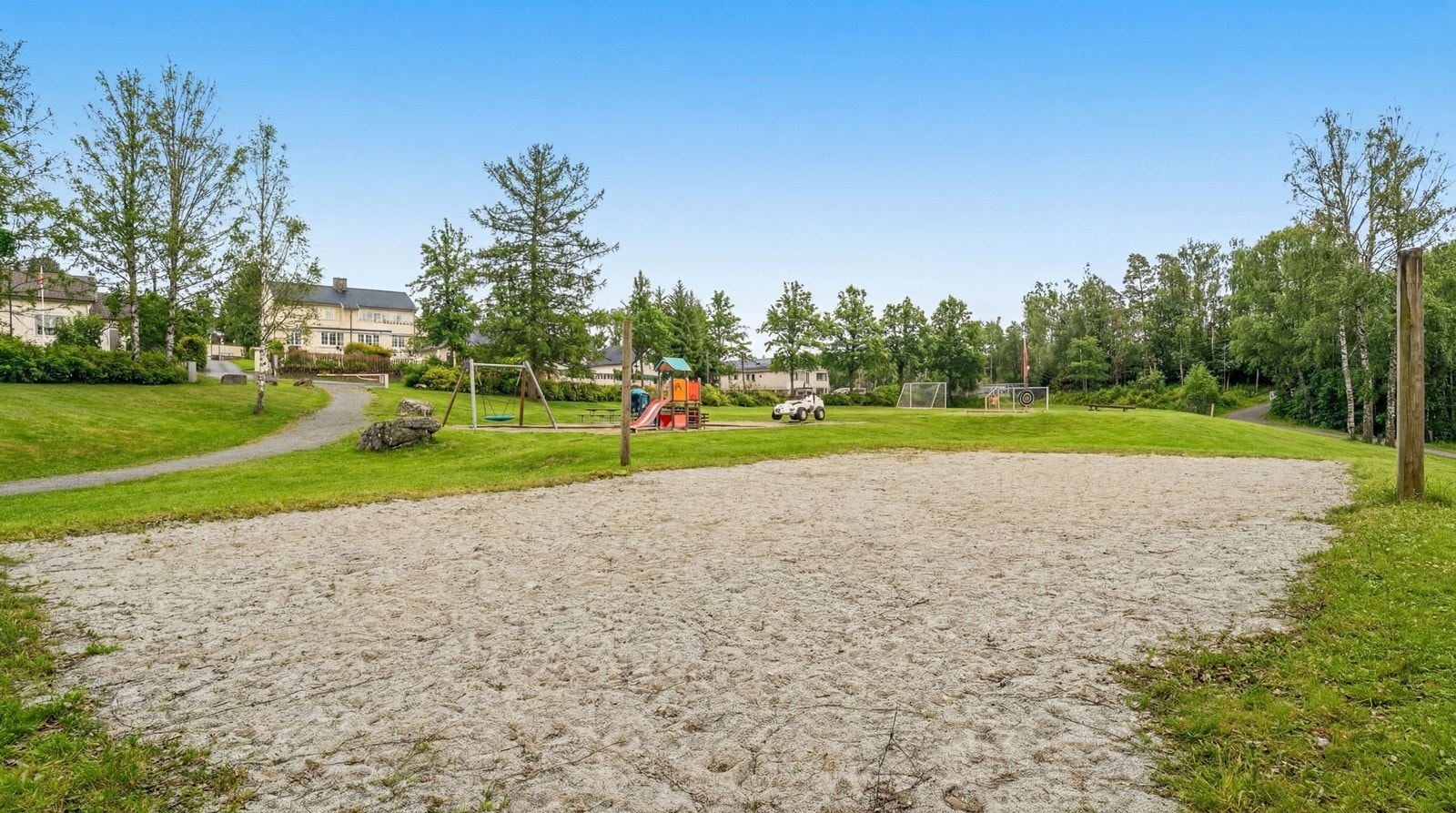 I nabolaget finnes bl.a lekeplasser, akebakke og her avbildet Fjellhamardammen Miljøpark. Galleribilde