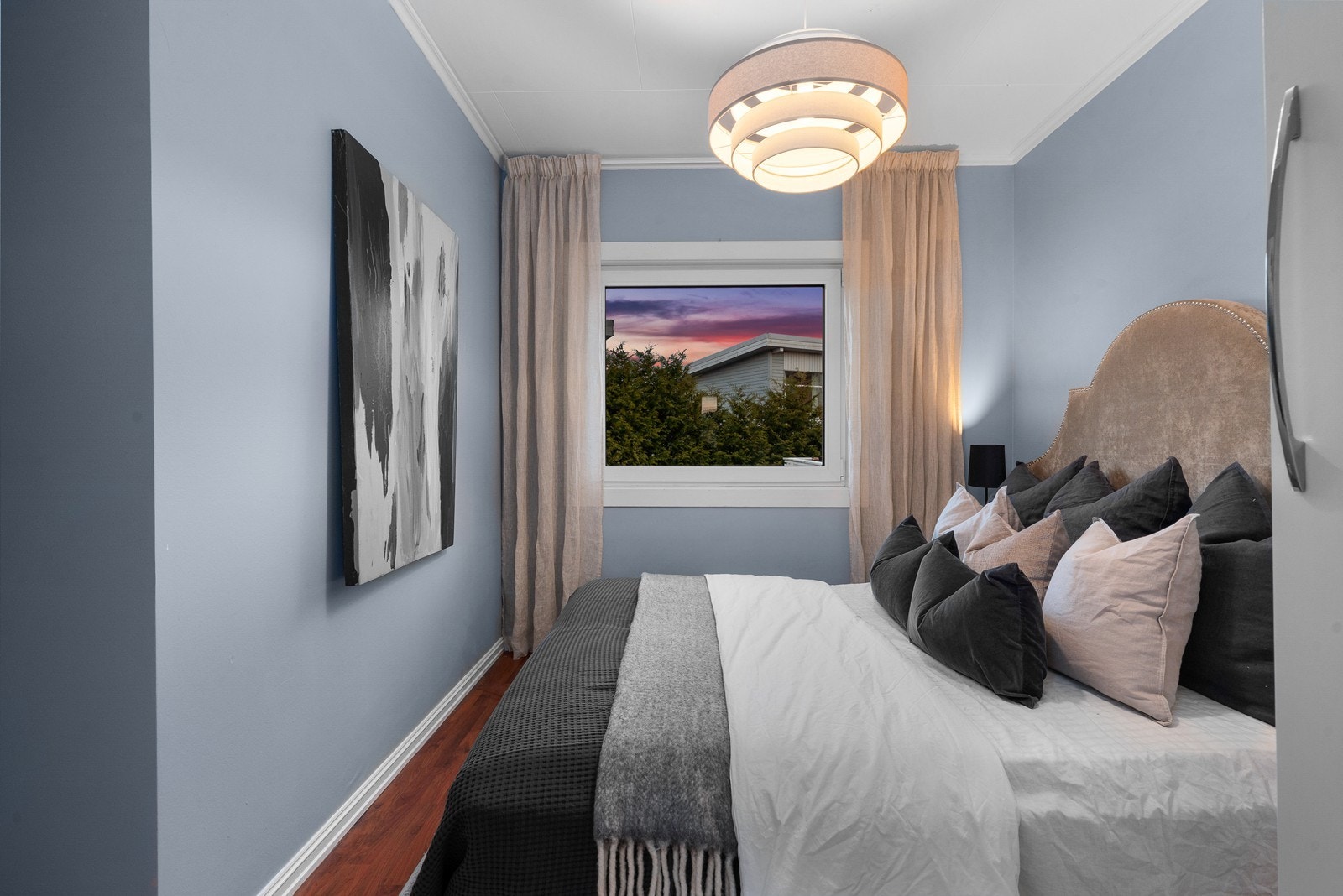 Soverom 2 med skap og plass til dobbeltseng. Galleribilde