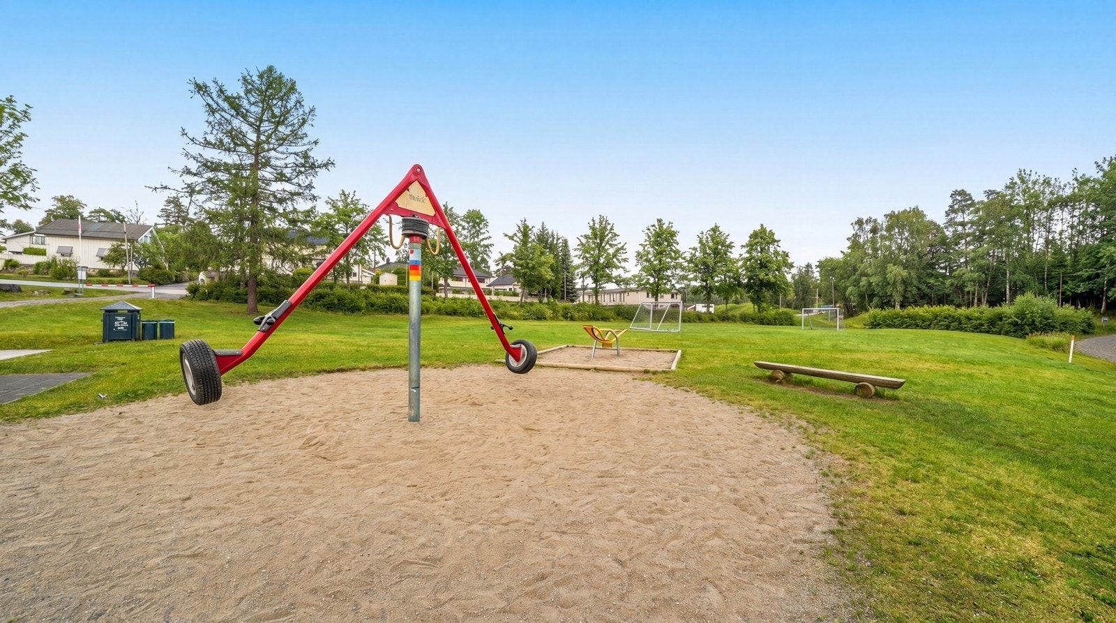 Her bor man nært skoler, togstasjon og buss, Strømmen stadion, Fjellhamar Arena, Akershus universitetssykehus (Ahus) og Fjellhamardammen miljøpark, i tillegg til badeplasser ved både Vesletjernet og Langvannet. Galleribilde