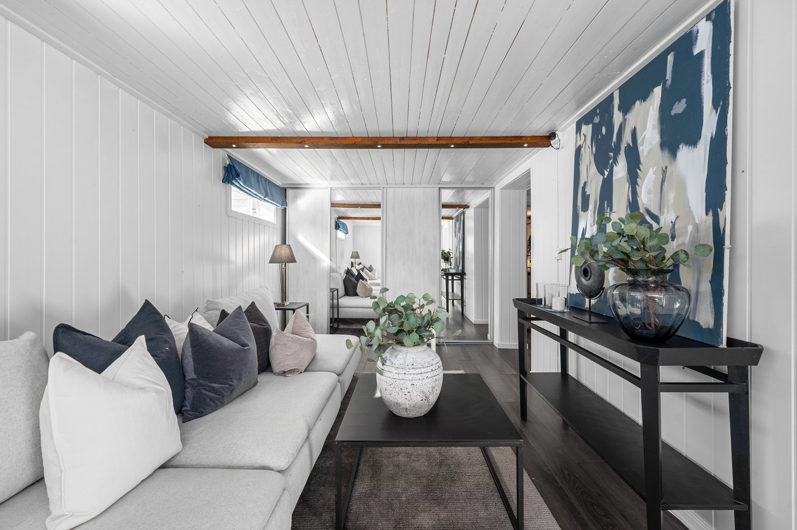 Langs den ene veggen har soverommet i kjelleren en stor, plassbygd skyvedørsgarderobe med dels speilfronter. Galleribilde