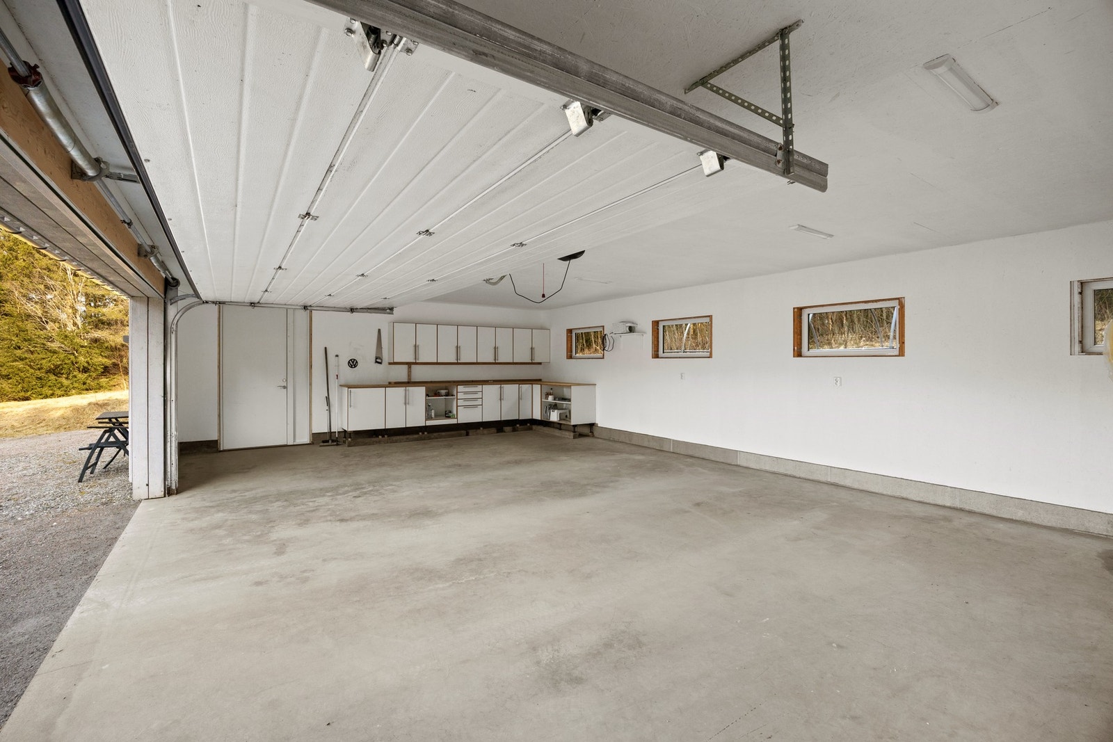 Garasjen er både isolert og har varme i gulv. Det er også montert elbillader. Galleribilde