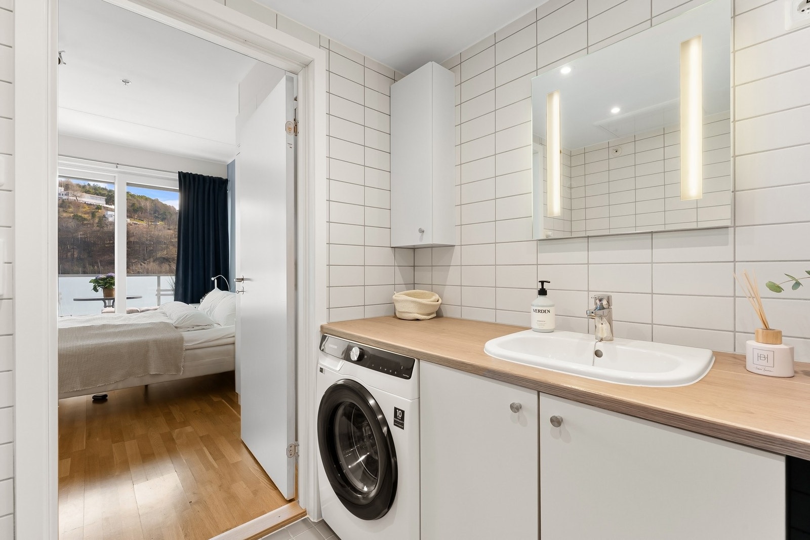 Det er opplegg for vaskemaskin på badet. Galleribilde