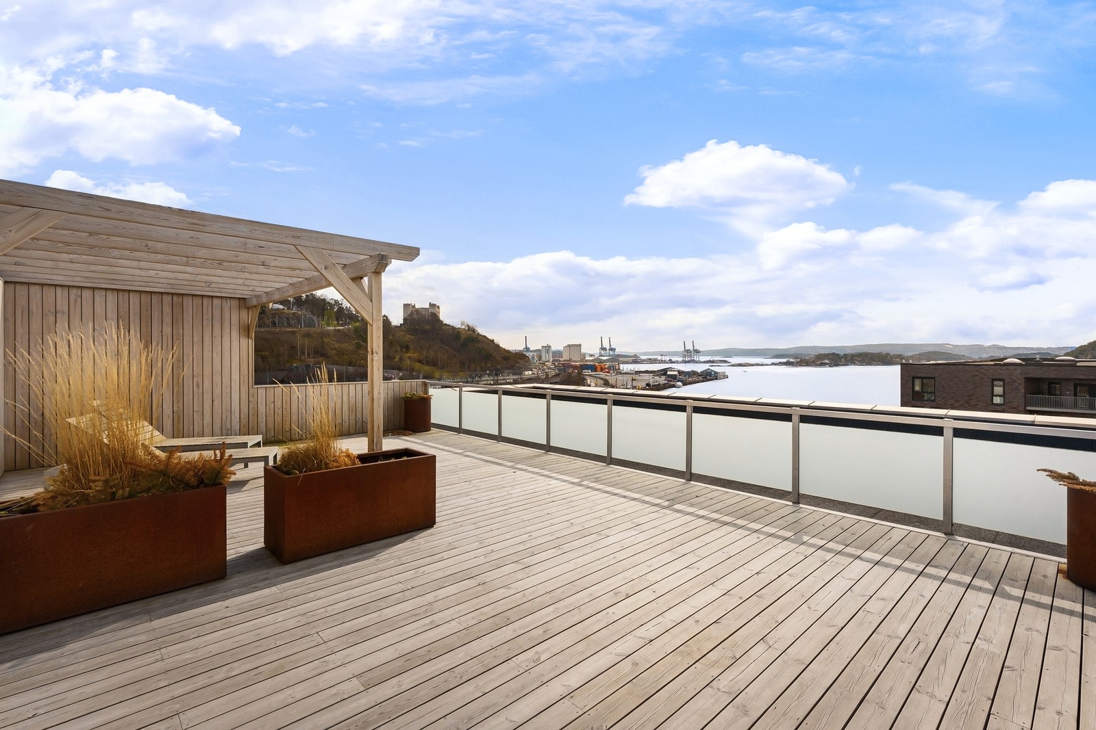 Herlig, felles takterrasse med nydelig sol- og utsiktsforhold. Galleribilde