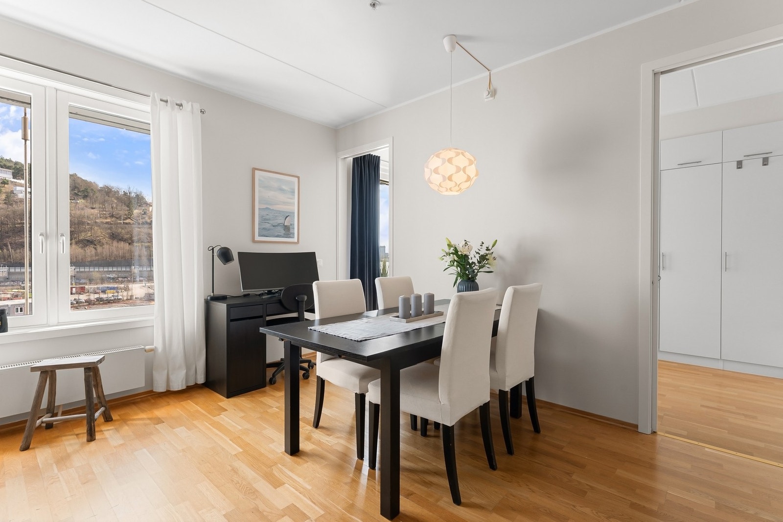 Leiligheten varmes opp ved hjelp av radiatorer som er tilknyttet fjernvarme. Galleribilde