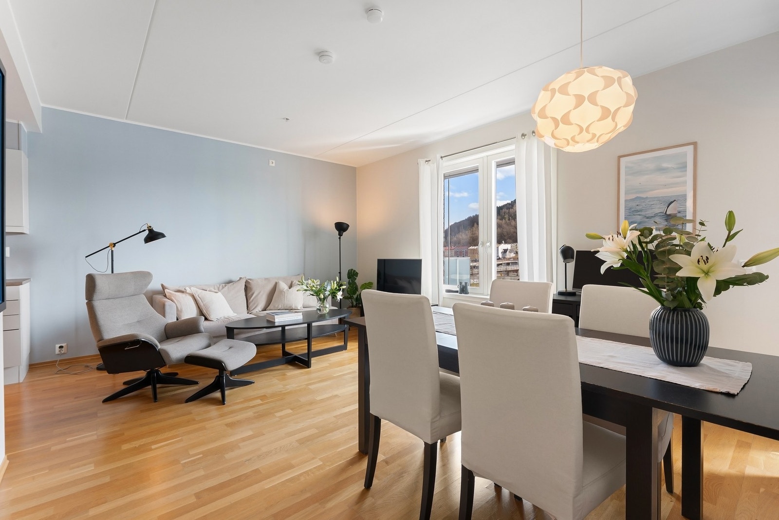 I stuen er det plass til både spise- og sofagruppe. Galleribilde