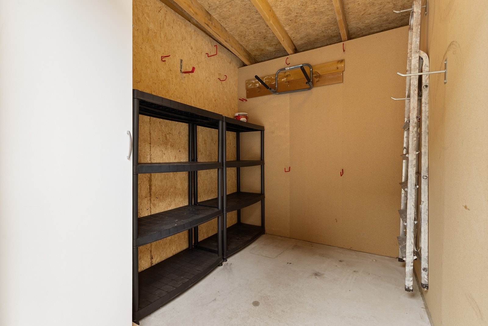 I sportsboden er det god plass til bortsetning og hyller Galleribilde
