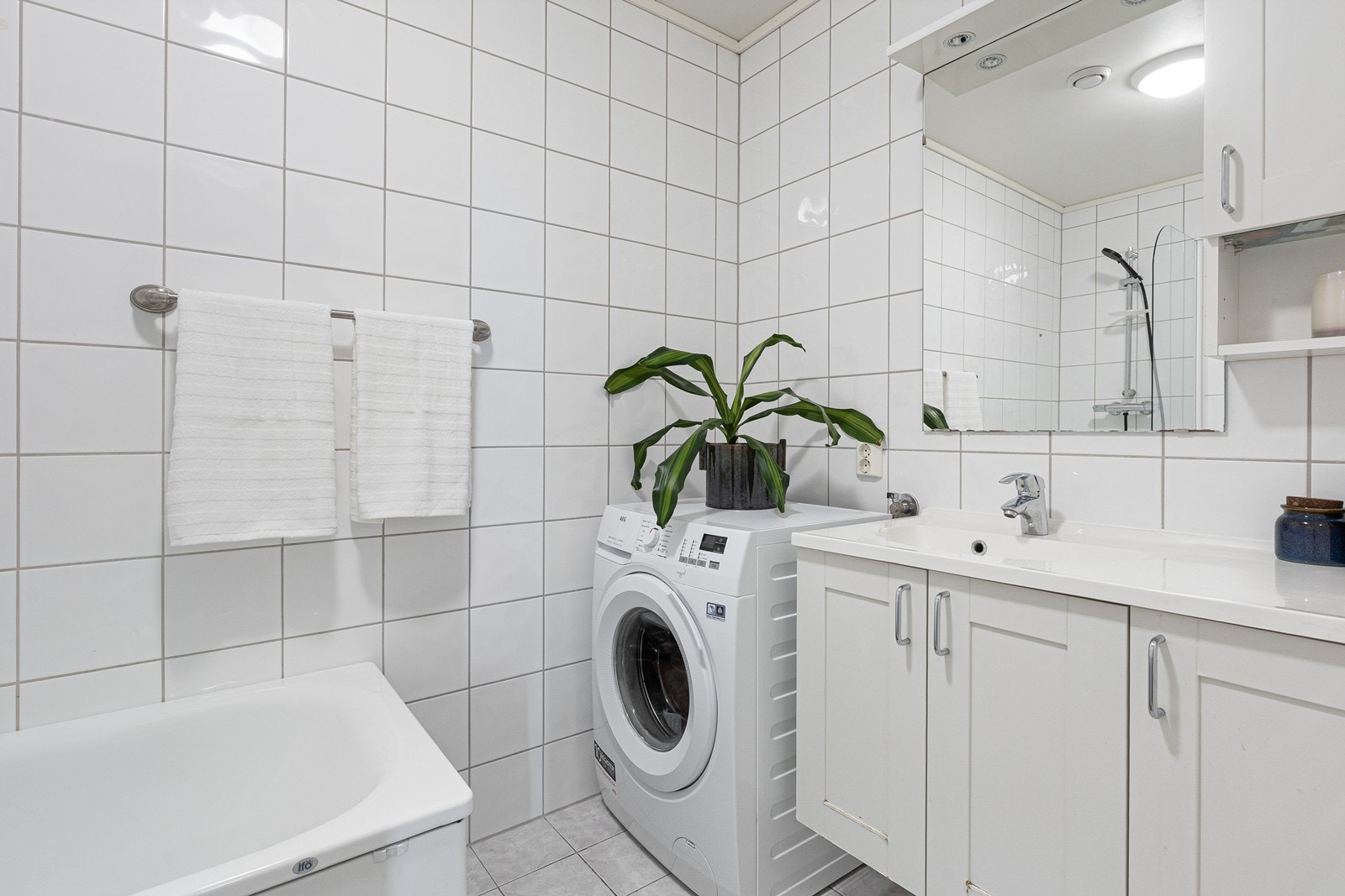 Det er opplegg for vaskemaskin på badett, samt 90 cm baderomsinnredning med speil Galleribilde