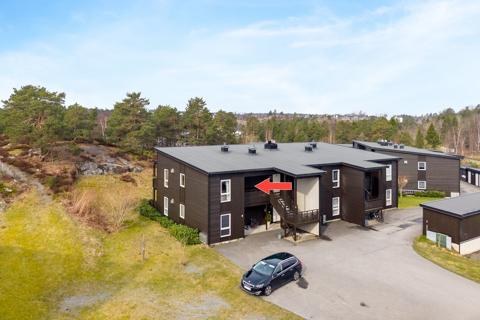 Dronefoto fra inngangsside. Godt med parkering på fellesareal Galleribilde