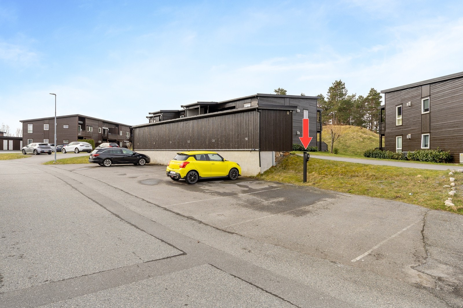 Oppmerket parkeringsplass med elbillader Galleribilde