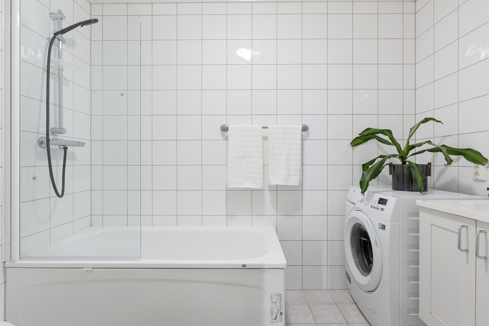 Flislagt bad med badekar og dusjvegg Galleribilde