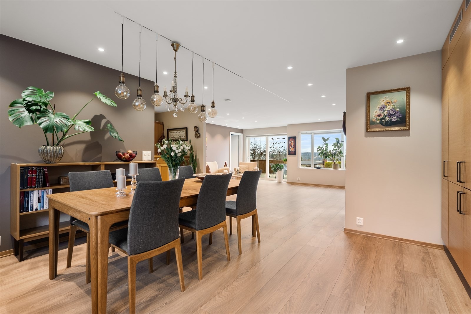 På kjøkkenet er det plass til spisebord med tilhørende stoler - her er det god plass til å invitere familie og venner til hyggelige måltider. Galleribilde