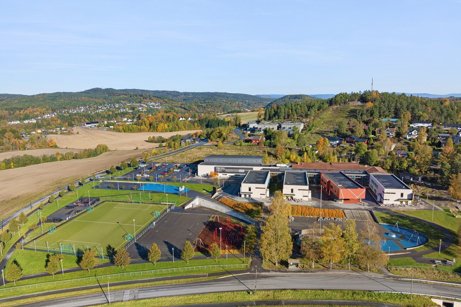 Midtbygda skole med flotte leke- og idrettsplasser. Galleribilde