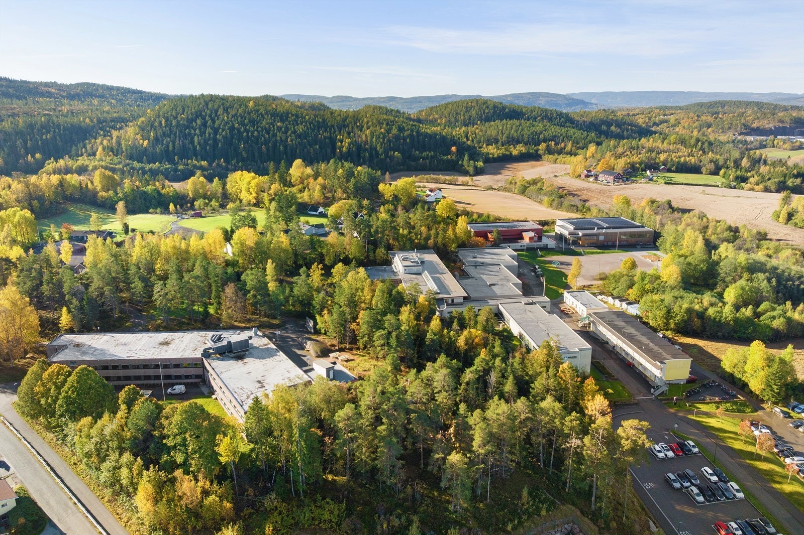 Røyken ungdomsskole og Røyken vgs i kort avstand fra boligen. Se egen tekst om ungdomsskolen under info om skoler i salgsoppgaven. Galleribilde