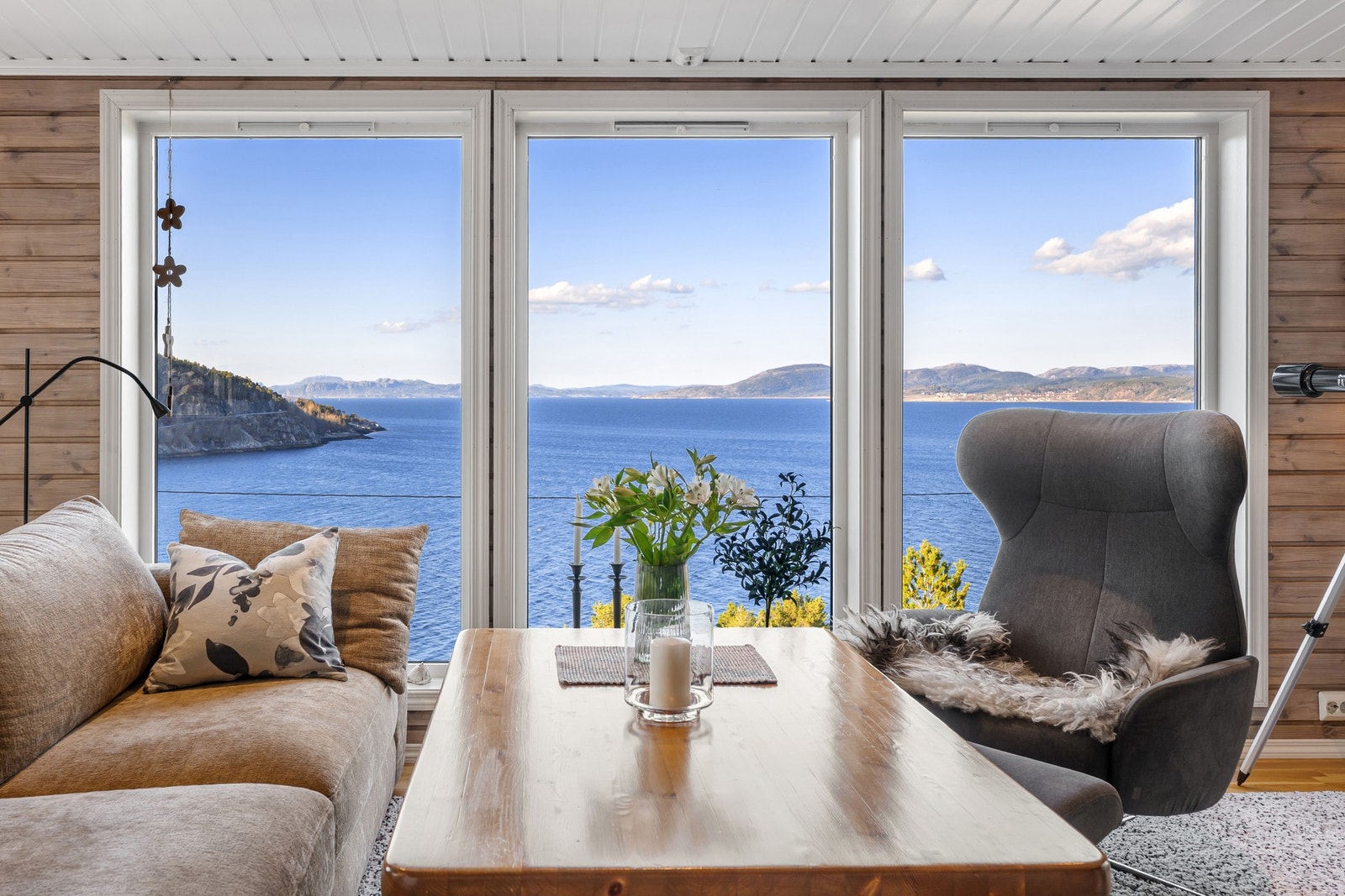 Fra sofakroken kan du nyte den vidstrakte utsikten mot Hasselvika og til utløpet av Trondheimsfjorden. Galleribilde